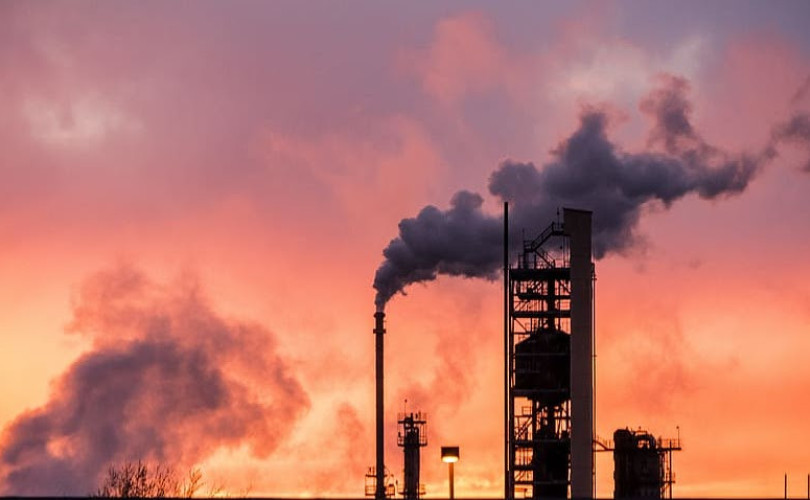 Oil refinery waste treatment, pollution in facilities and environmental protection